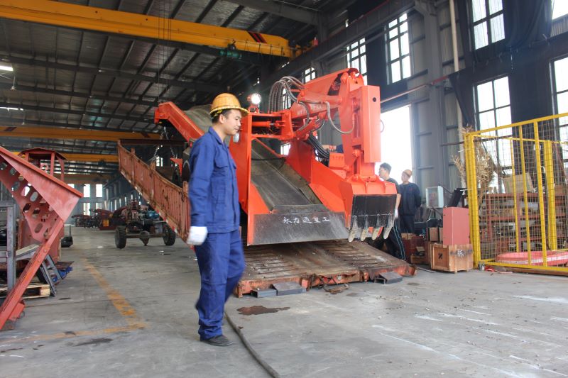 水電站項目現場，永力通履帶扒渣機日夜不停