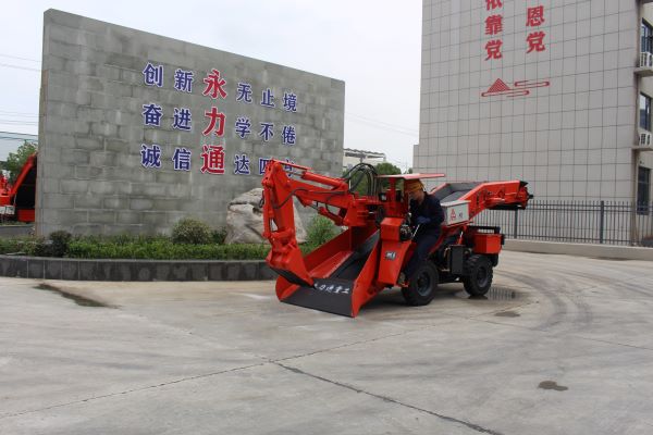 輪胎式扒渣機機動靈活，永力通輪胎扒渣機轉場超快